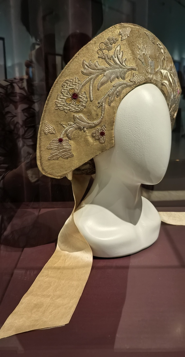 Кокошник Великой княгини Ксении Александровны для бала 1903 г. Парча, атлас, бархат, ручная работа. Омский ГИКМ. Выставка в МРИ "Под маской", Москва.