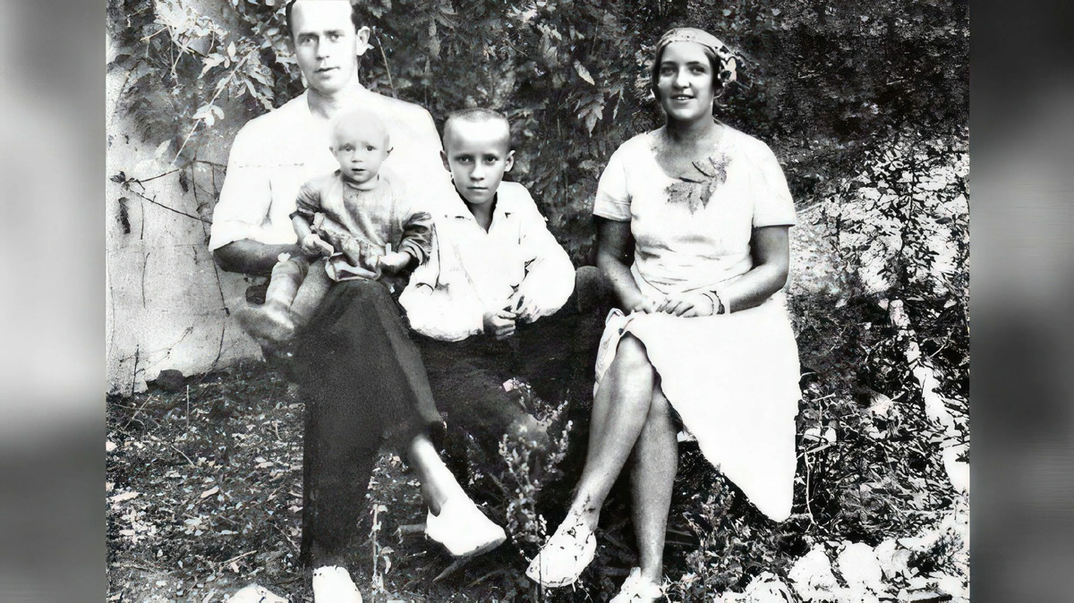 Олег Анофриев с родителями и братом