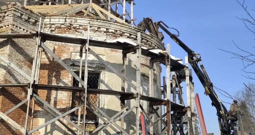 Древний храм костромского села молит о помощи