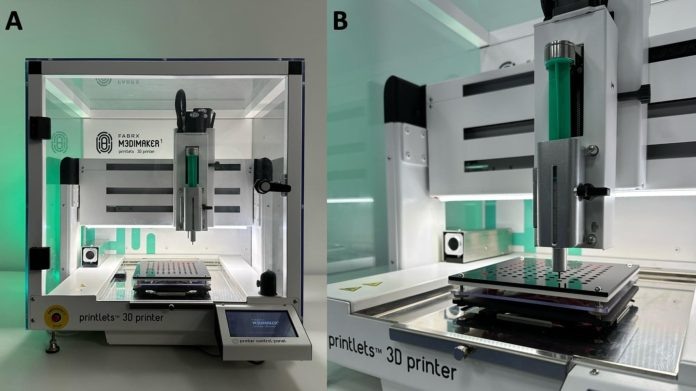 Фармацевтический 3D-принтер M3DIMAKER 1 с держателем для капсул на встроенных весах.