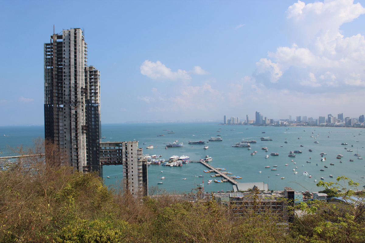 Эту высотку не достроят никогда