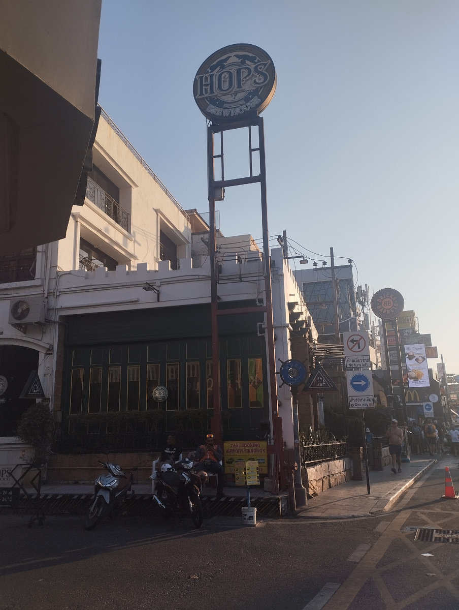 Такая вывеска на Бичке одна