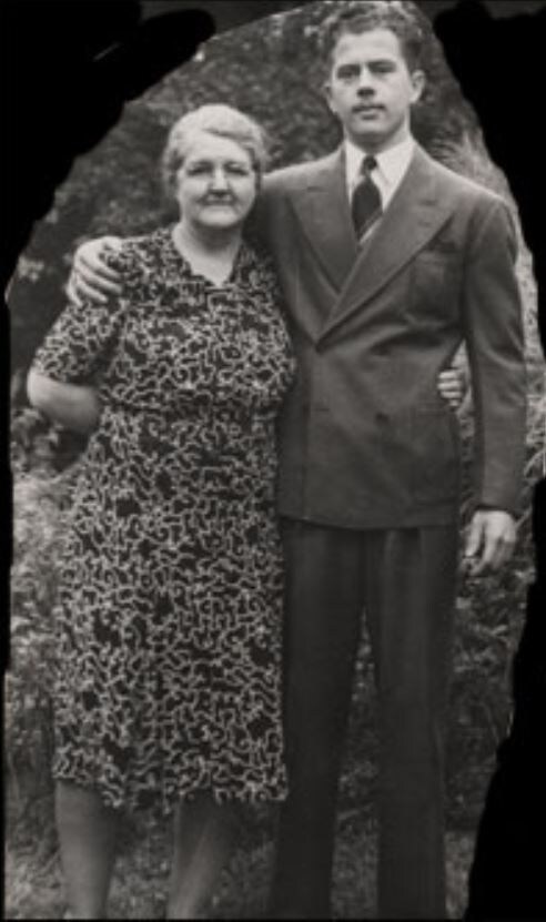 Джеймс Эдвард Бейкер с матерью. 