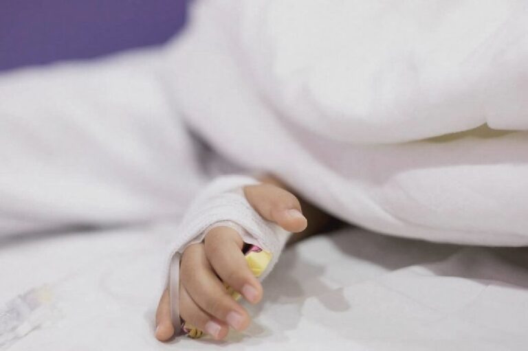    Иллюстрация к материалу: Девочка из Бразилии ослепла и потеряла речь после того, как подавилась клубникой в Великобритании