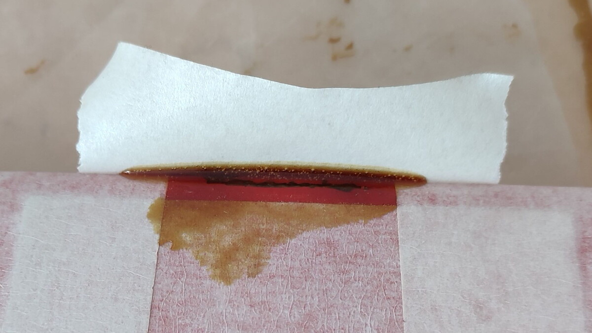 Отогнутый "лепесток" скотча удерживает смолу, пока поврежденное место пропитывается, а воздух выходит