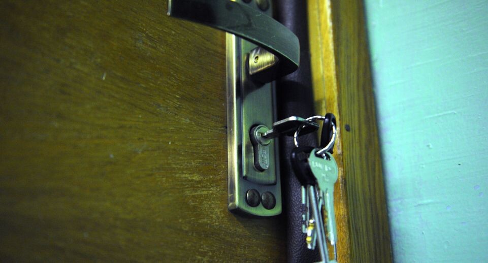    Связка ключей в дверном замке / Медиасток.рф