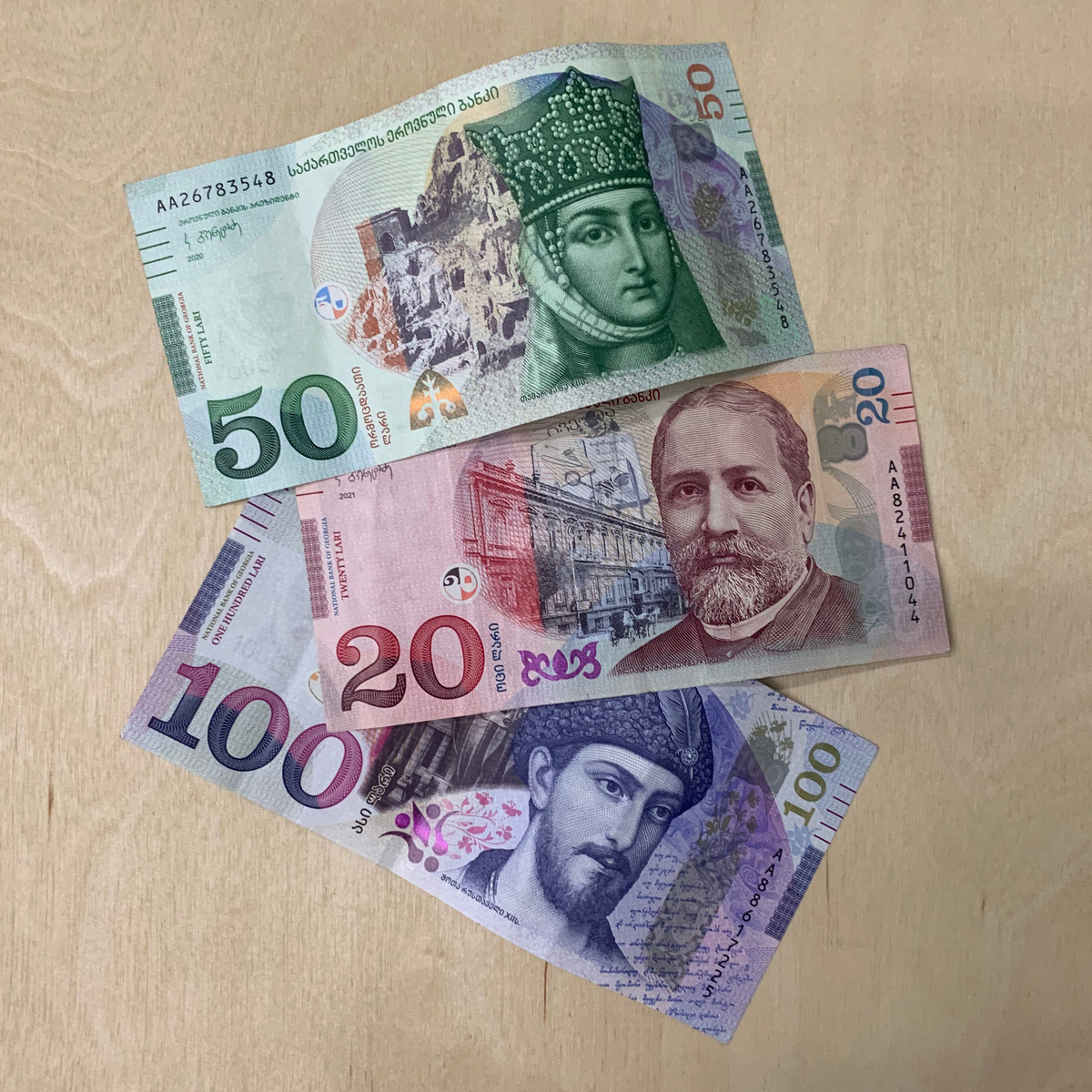 В Грузии на купюрах изображены портреты выдающихся личностей. Например, на банкноте номиналом 100 лари — тот самый Шота Руставели, а на 50 лари — царица Тамара, при которой средневековая Грузия пережила свой «золотой век». Фото: Антон Чеклуев