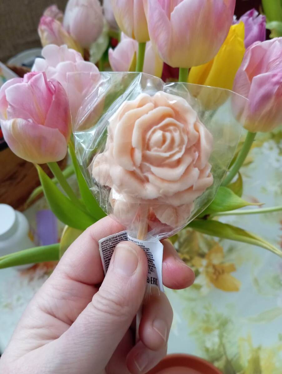 Вкусняшку подарили. 