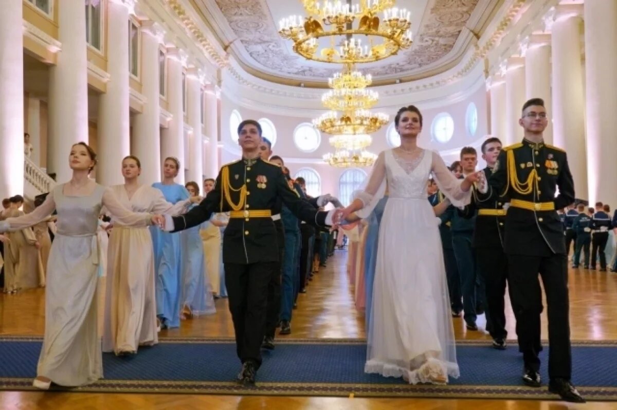    Александр Беглов поприветствовал участников Кадетского бала