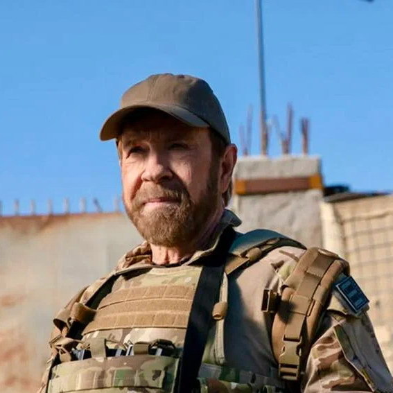     Чак Норрис умер на 87-м году жизни