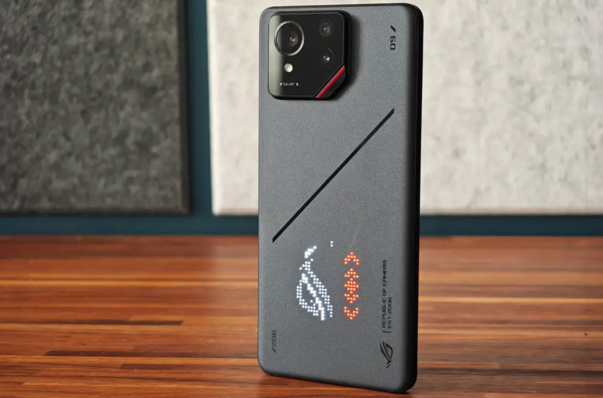    ROG Phone 9 Pro сочетает высокую мощность, геймерскую стилистику и технологии. Фото: stuff.tv