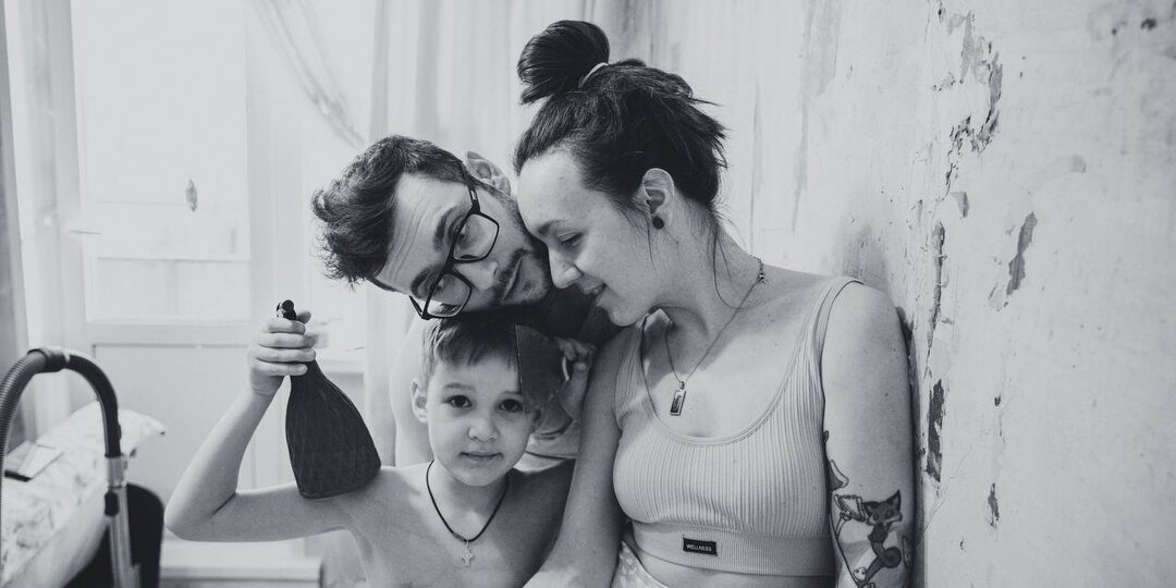 А между делом решили поклеить обои у Матвея в комнате