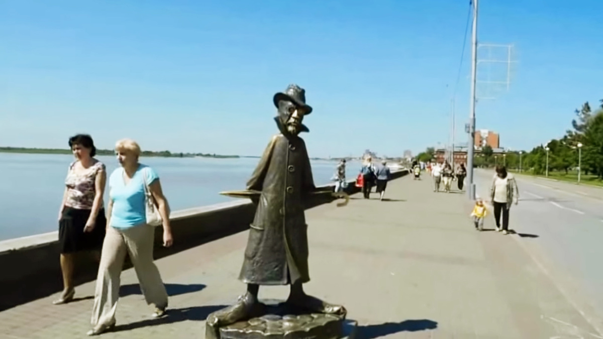 Памятник, посвящённый пребыванию Чехова в Томске