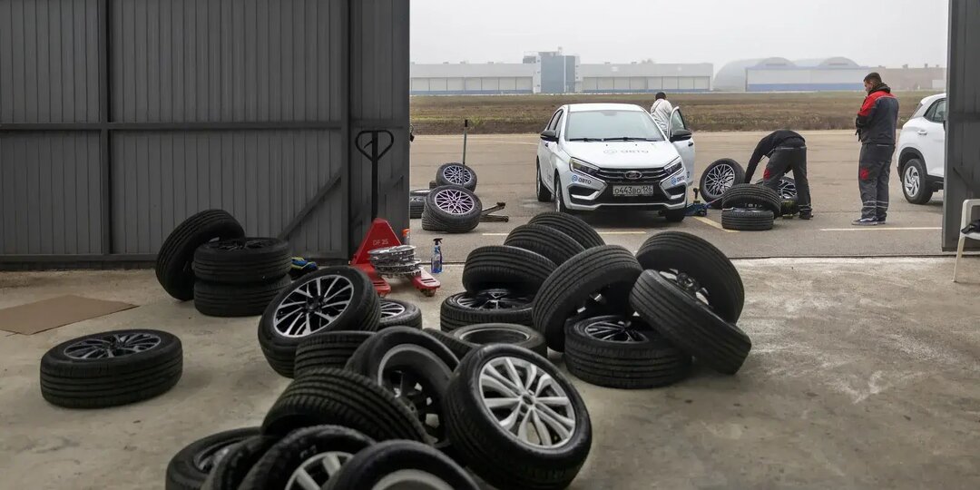 Россиянам назвали худшие покрышки для легкового седана