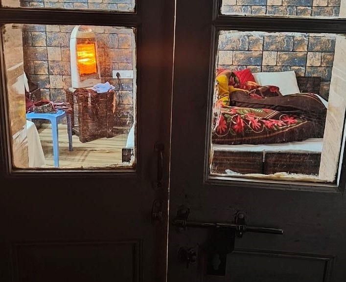 Внутри дома как на даче после зимы. Но нет печки и нереально натопить. Обогреватель что есть, что нет