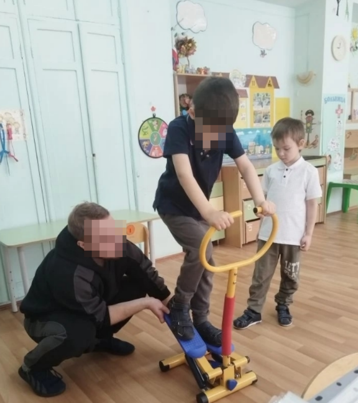 Занятия физкультурой в садике.