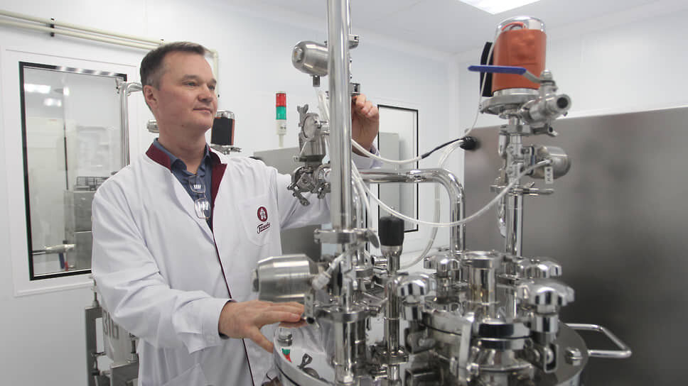 Руководитель дивизиона НОФ Роман Хисматуллин проверяет 50-литровый реактор .📷Фото: Роман Яровицын / Коммерсантъ