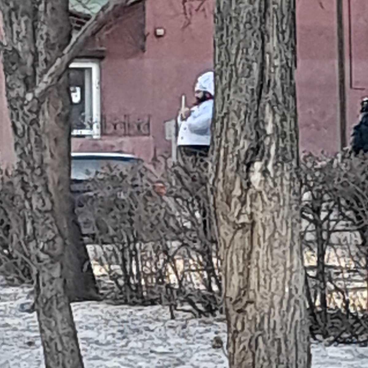 Фото автора.  Еду на работу. А тут колоритный шеф–повар  в новый бар гостей зазывает