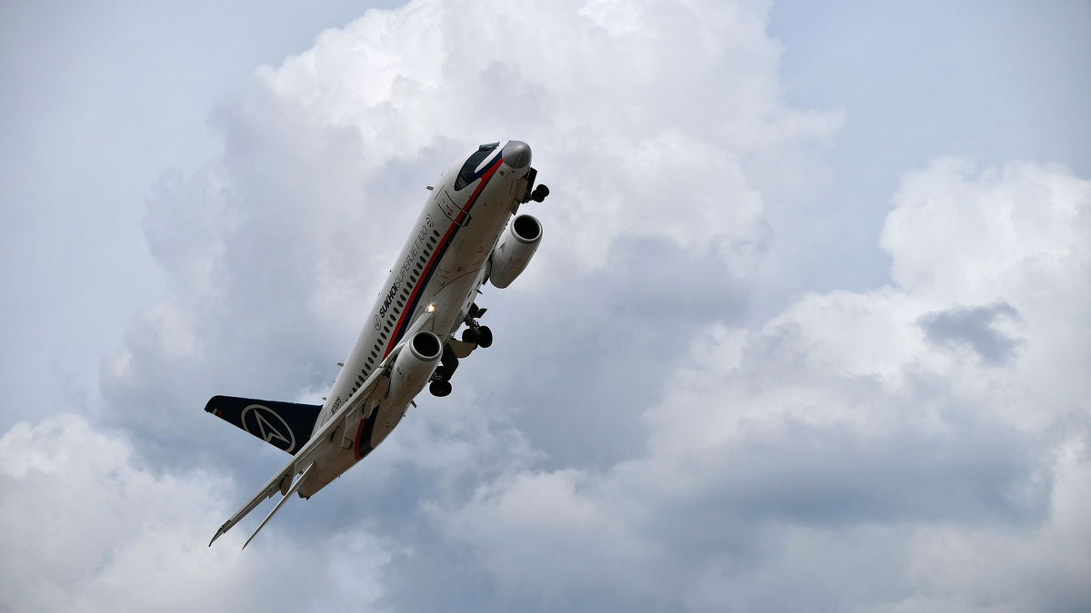    самолет Суперджет шасси SSJ-100 РИА
