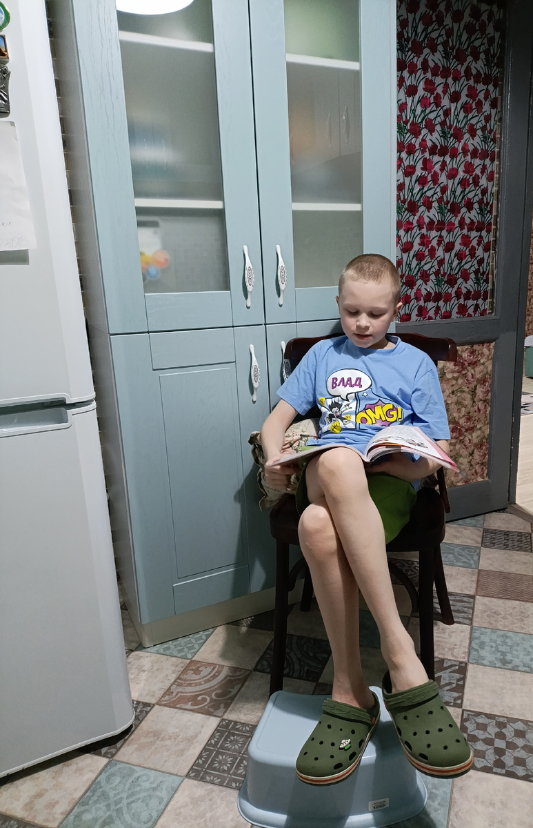 Читает мне мой любимый рассказ Б. Житкова "Про обезьянку" ( фото автора). 