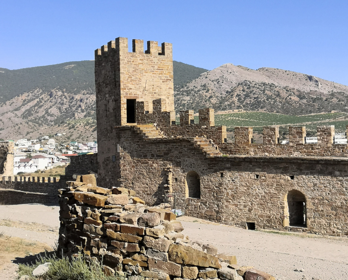 Сложно представить, что этим строениям семь веков. Все фото автора