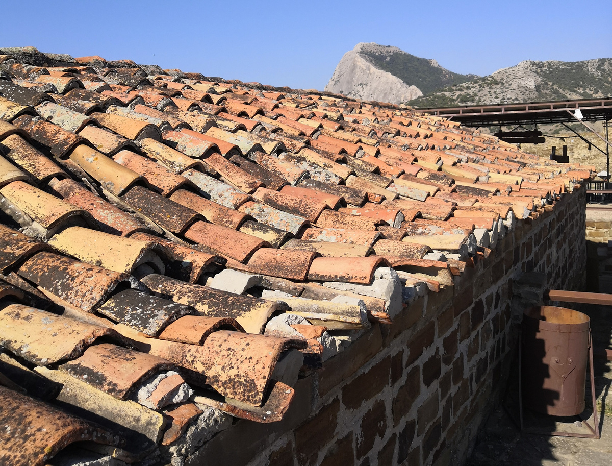 Глиняная черепица н крыше склада-погреба