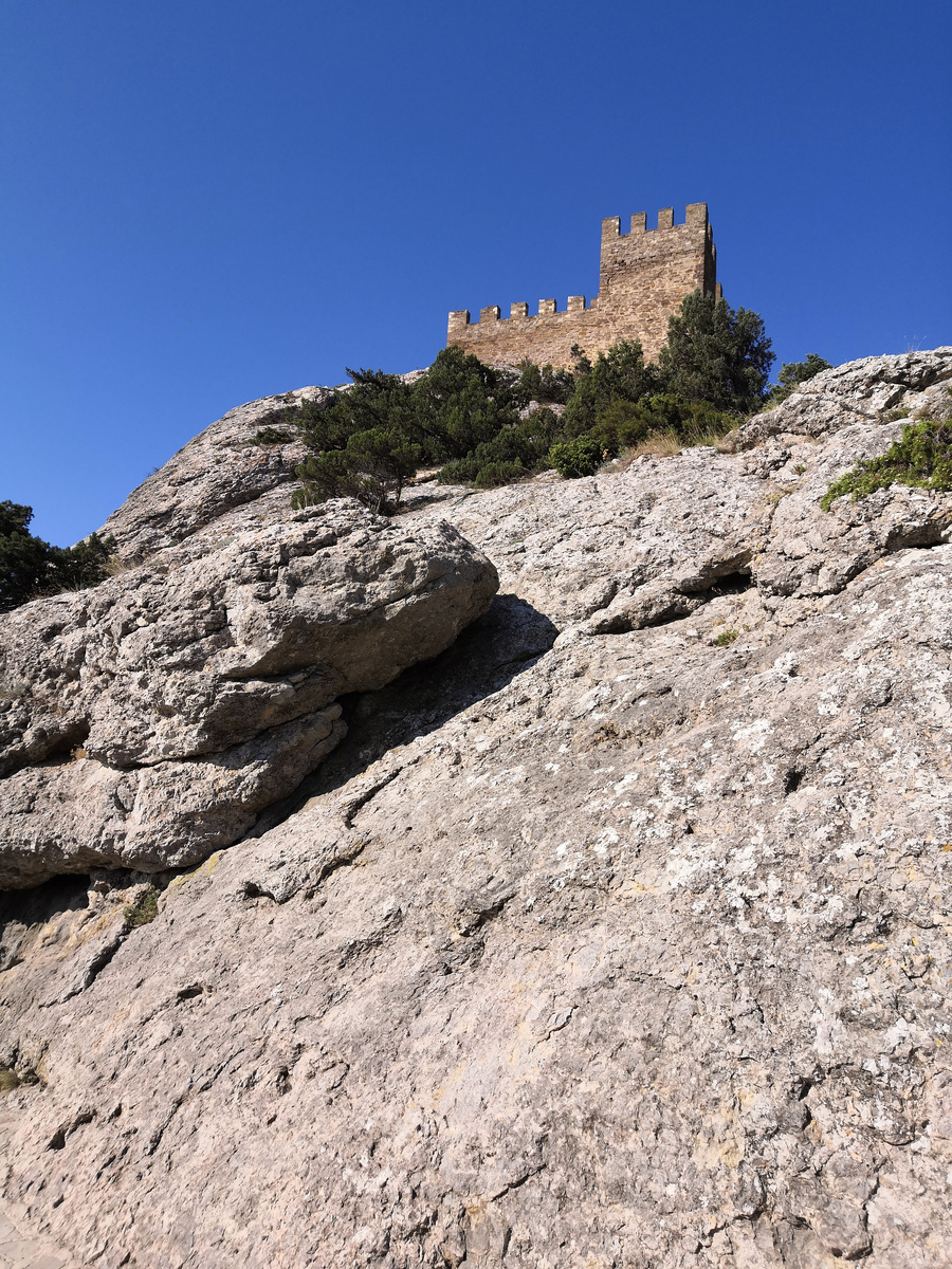 С моря крепость абсолютно неприступна