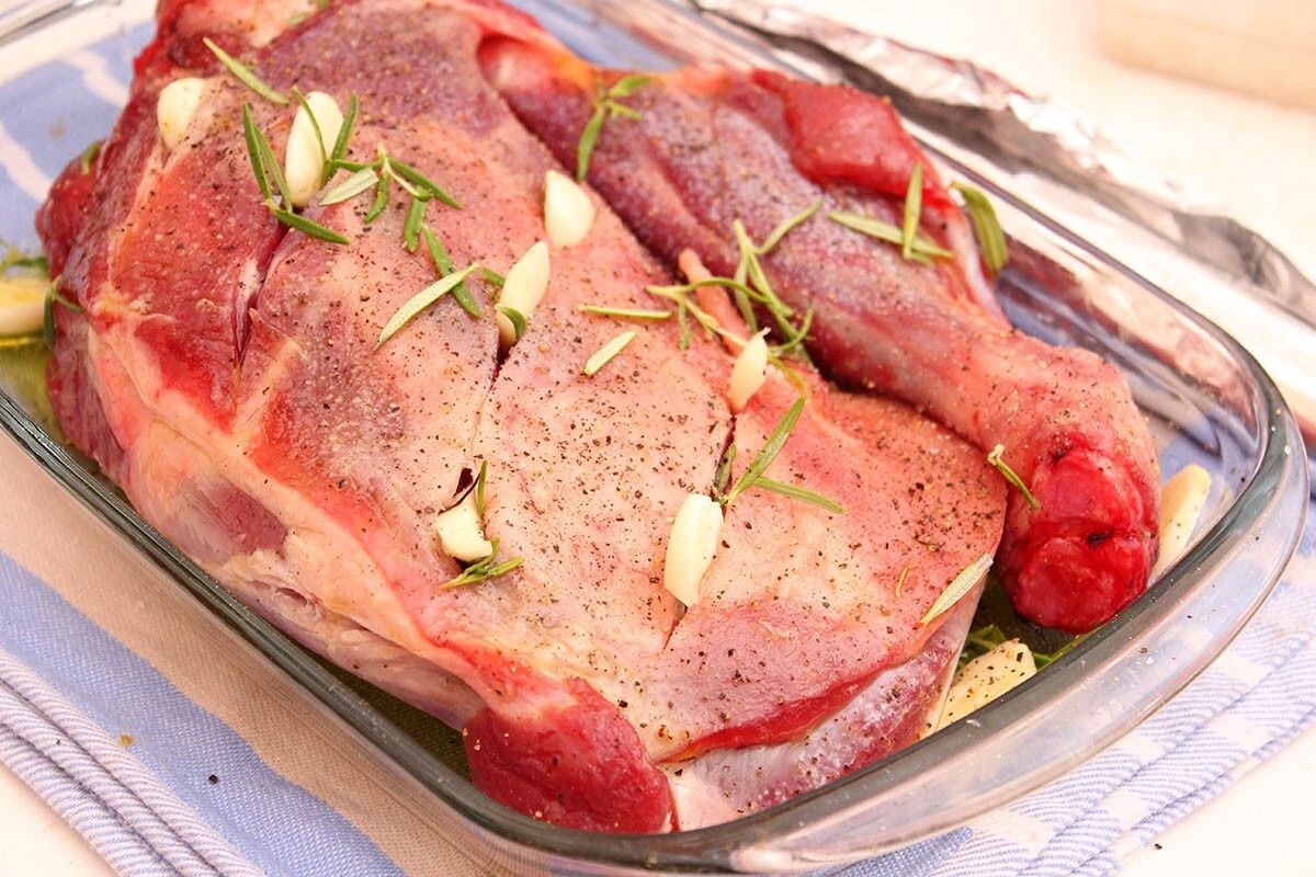 Сделайте тонким ножом надрезы и воткните в них чеснок. Источник: Silvia Bogdanski / Shutterstock / FOTODOM📷
