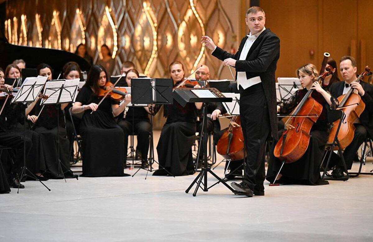 «Медленную музыку мне, как пианисту по первому диплому, проще, точнее – удобнее показывать музыкантам оркестра»Фото: kamalteatr.ru