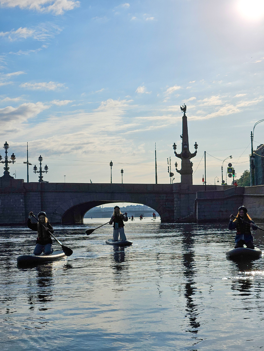 Утренняя прогулка на сапах по реке Нева в Санкт-Петербурге. Вид на Троицкий мост