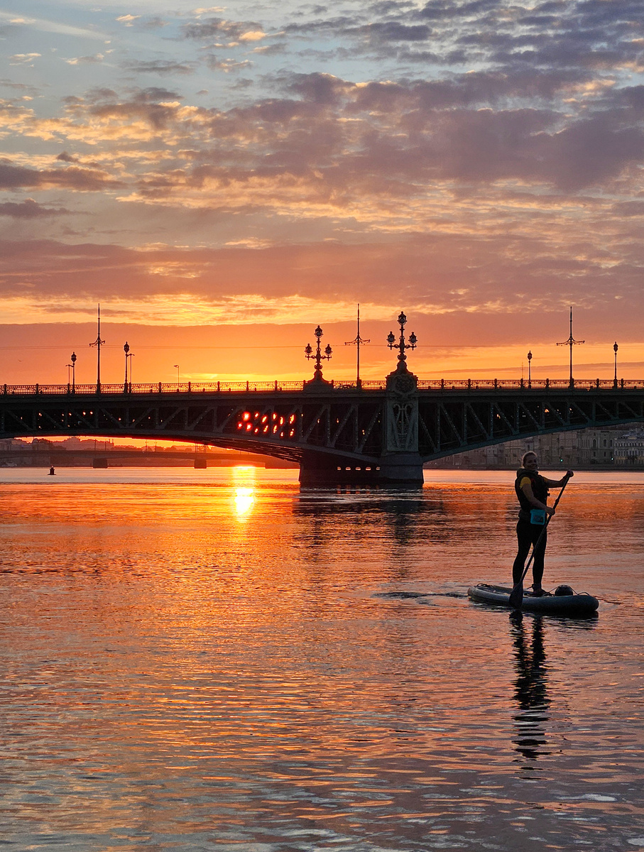 Рассвет на Неве на сапах. Вид на Троицкий мост.