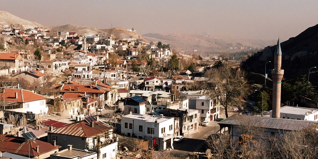 📍 В 15 минутах от Коньи нашли «турецкую Грецию» с пещерами. Деревня Силле — идеальный маршрут на полдня