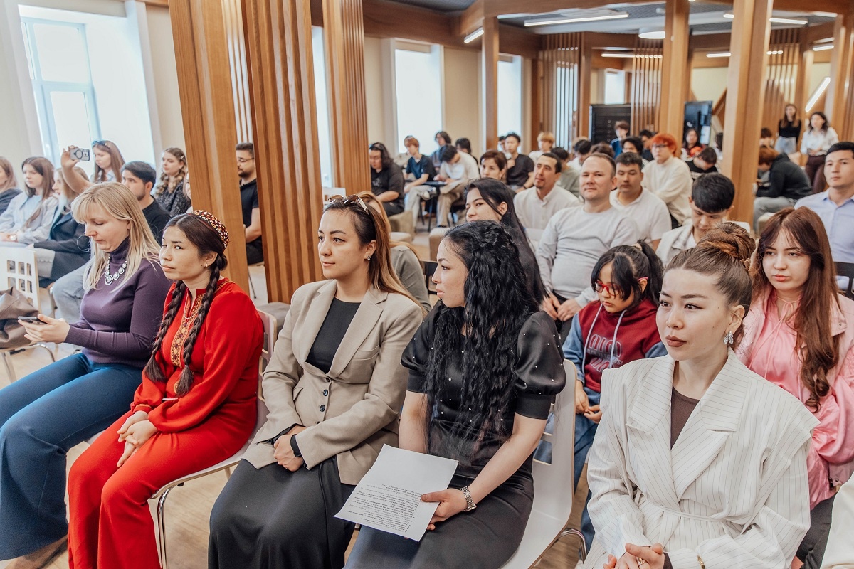    В стенах Мининского университета собрались более 200 человек, чтобы принять участие в мастер-классах, национальных играх и концерте