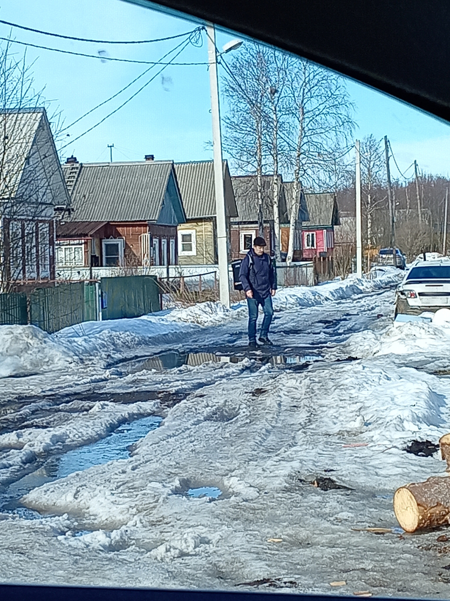 Вот такой у нас частный сектор. Весна в разгаре. Распутица. Везли бургер Кинг) 