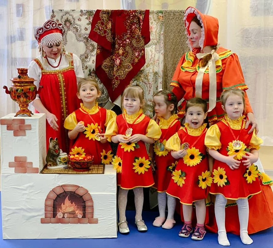 Клуба уже нет 1,5 года как. Хранить годами реквизит, чтобы изредка использовать, самим жить негде будет