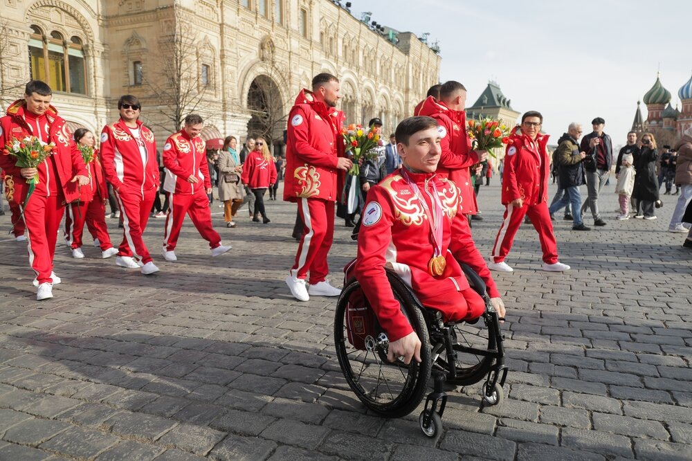 Российские олимпийцы на Красной площади. Фото: Артур НОВОСИЛЬЦЕВ/Агентство городских новостей "Москва"