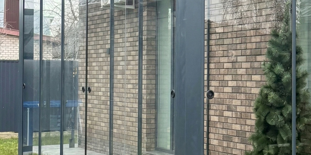 Остекление террас и веранд: как приручить непредсказуемую погоду и получить +20 к комфорту