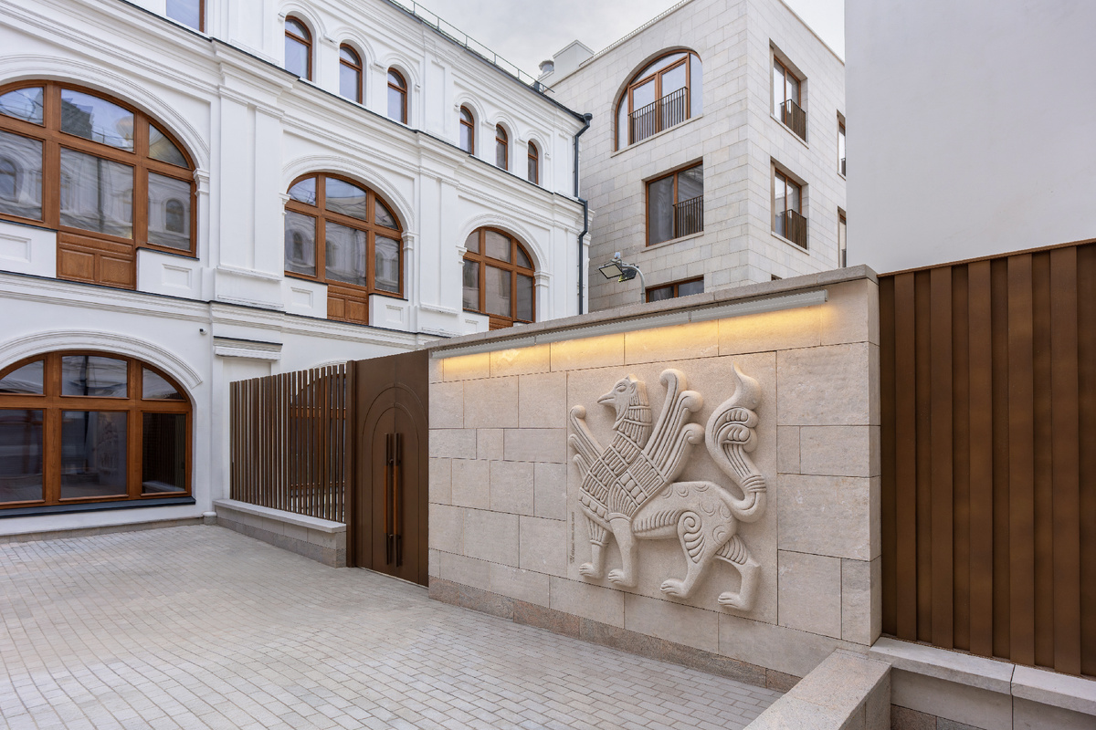 Барельеф на входе на территорию «Ильинки 3/8»