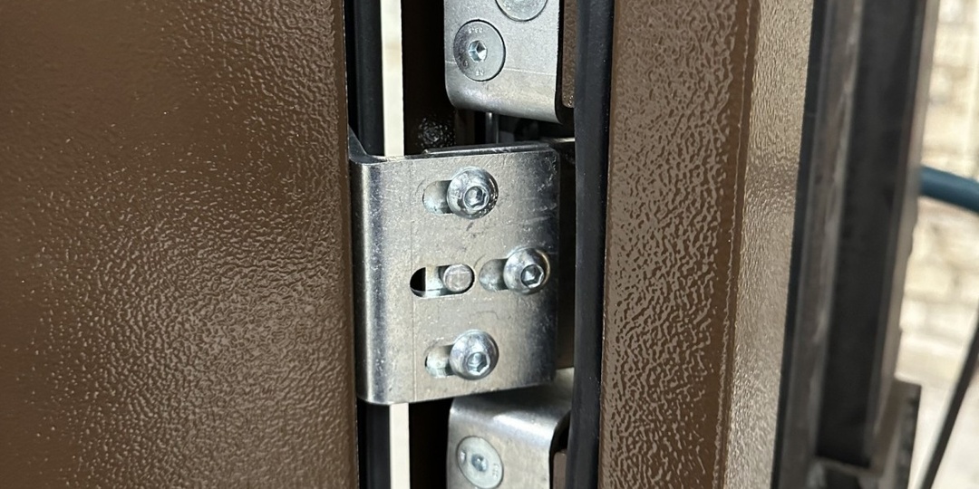 Регулировка петель: простой способ устранить перекос двери за 30 минут