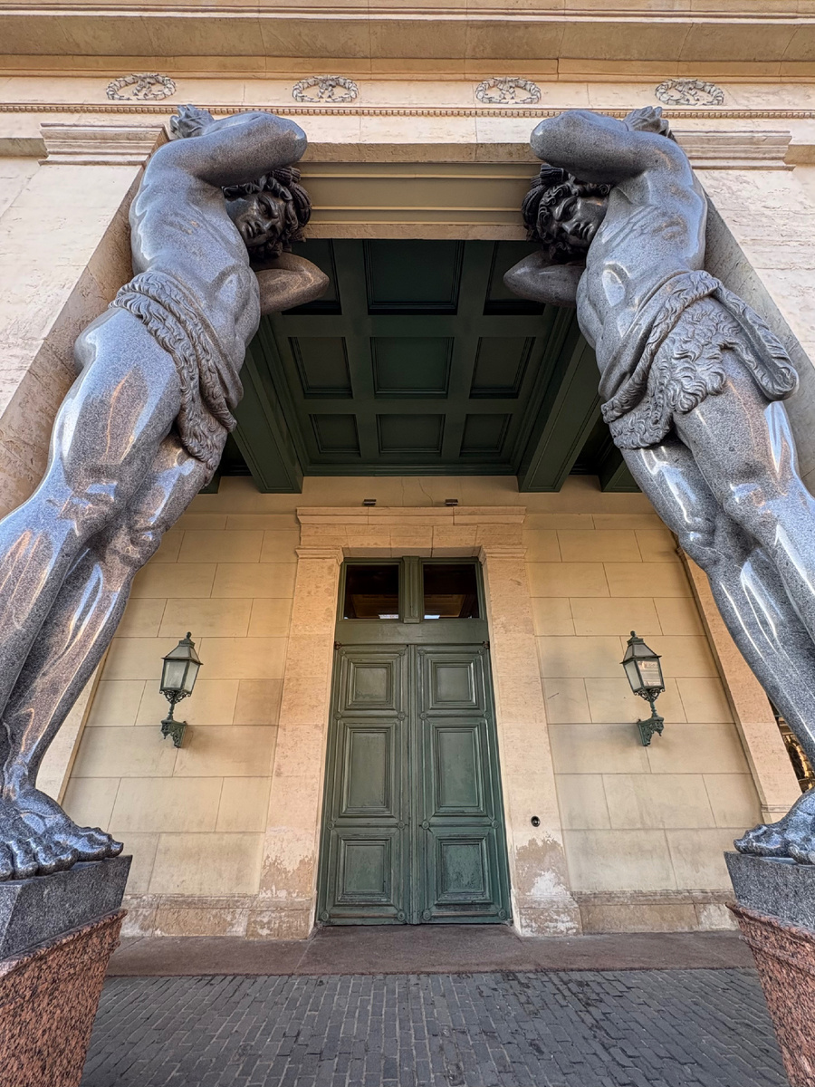 Атланты Нового Эрмитажа