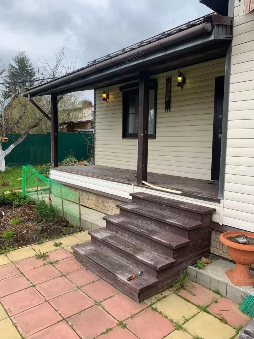 Вот такое деревянное крылечко было у хозяина до моего приезда