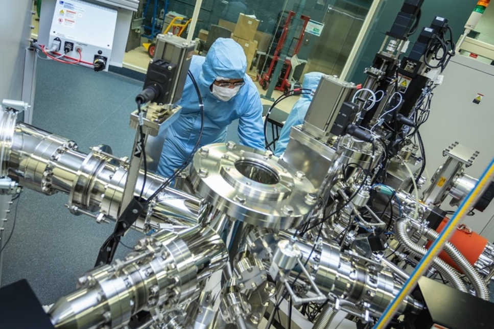 Доктор Ковуч в лаборатории CSIRO: разработка прототипов квантовых батарей.