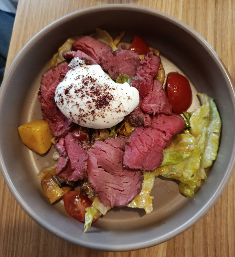Салат с ростбифом и яйцом пашот