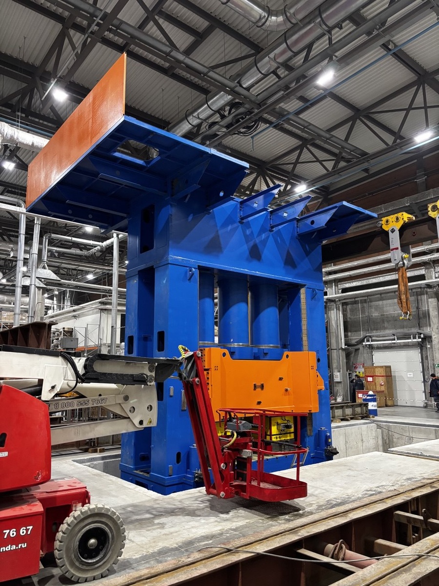 Монтаж гидравлического пресса на производстве композиционных материалов