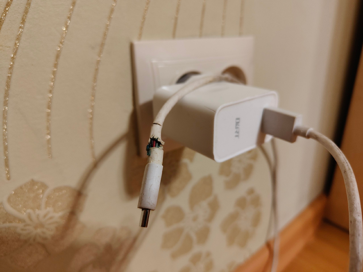 Вот такую зарядку точно лучше не оставлять включенной) 