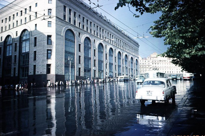 Универмаг «Детский мир». 1957–1959 годы. Автор: Иван Шагин. Источник https://m.russiainphoto.ru/exhibitions/1442/.