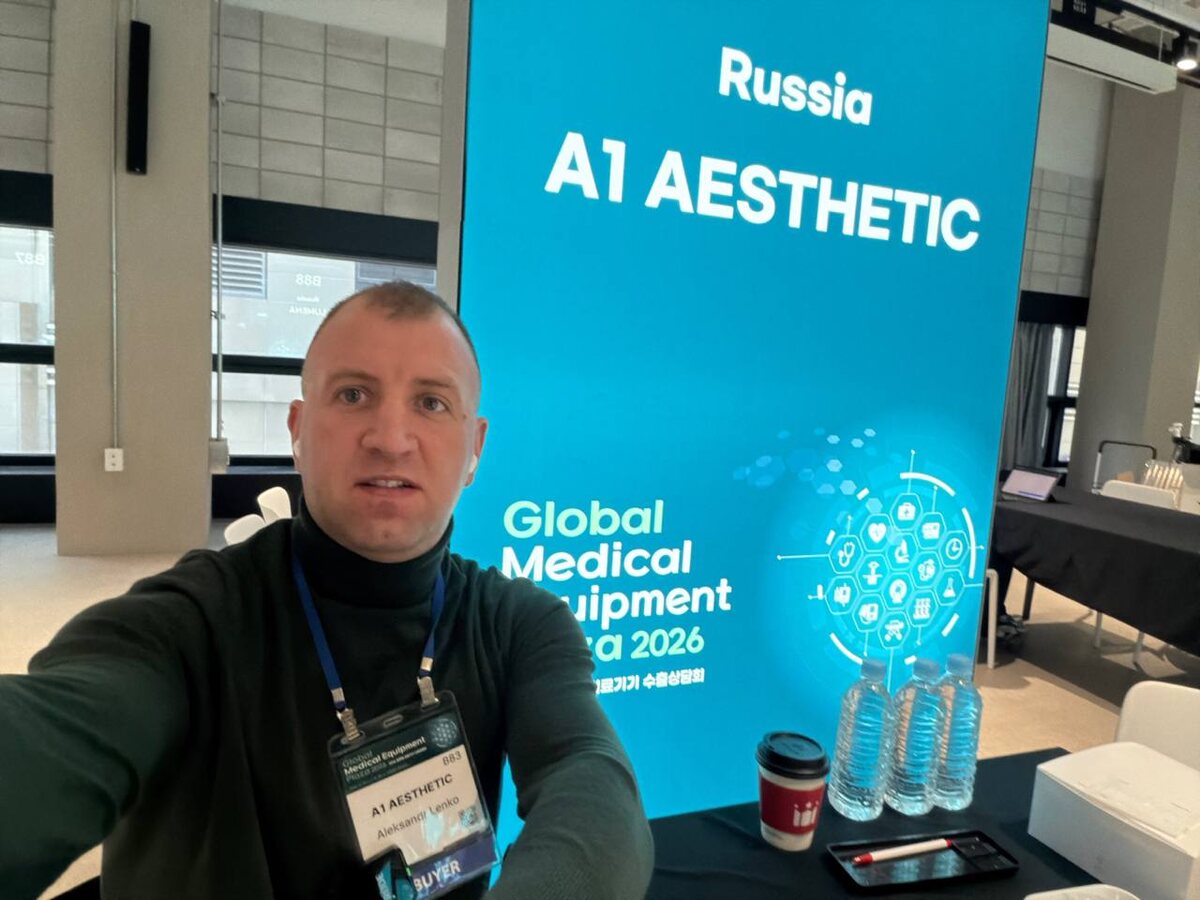 На фото Александр Ленько, директор "A1 Aesthetic", на выставке в Сеyле. 