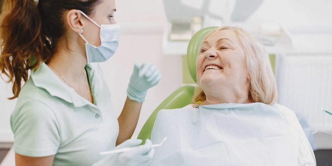 Зубы бесплатно: какие услуги стоматологии положены пенсионерам в 2026 году