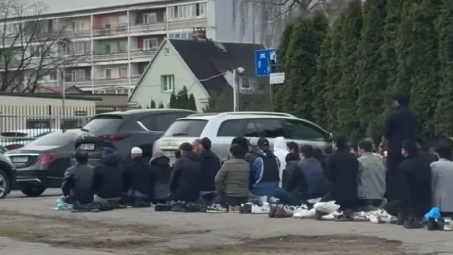 Автор фото: x.com/GaPunders. Массовая молитва мусульман в Риге 20 марта 2026 года (снимок с видео)