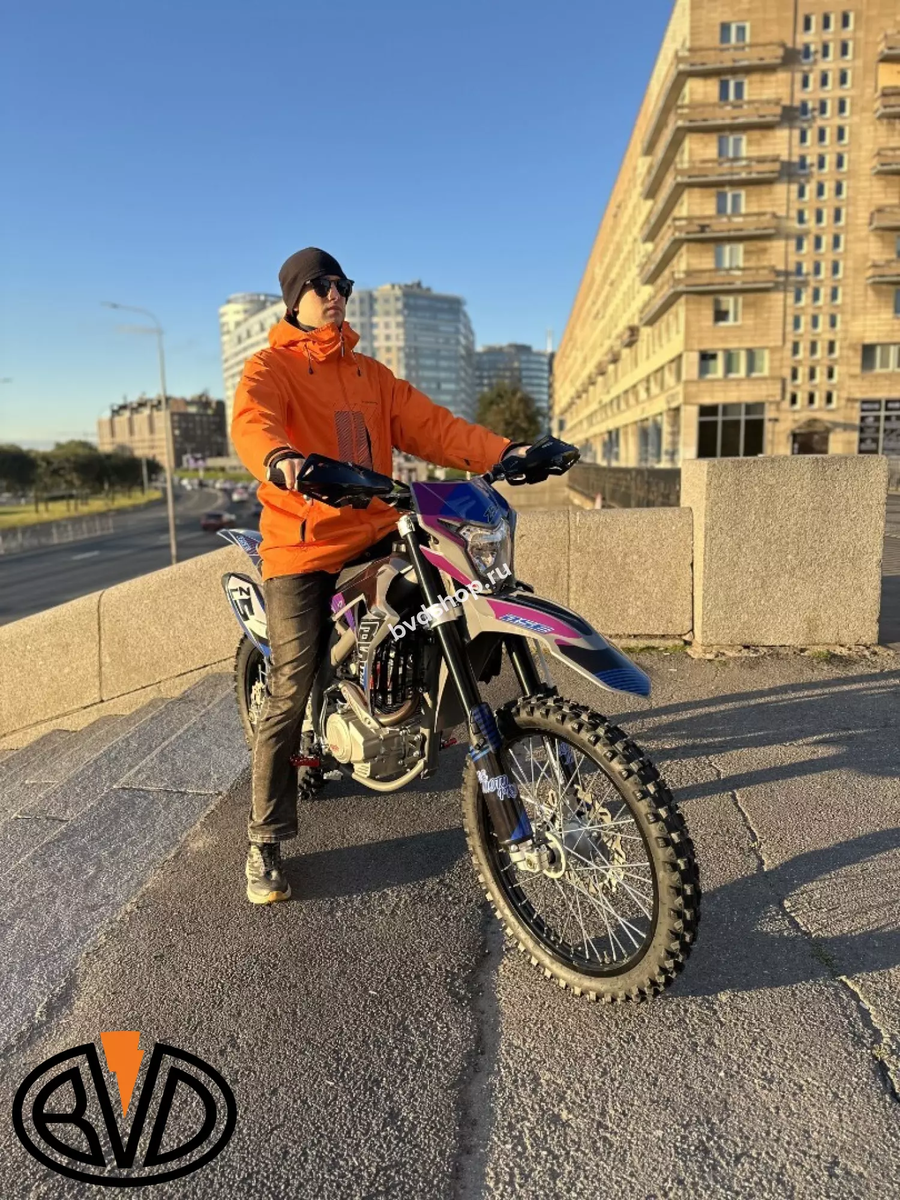 На мотоцикле нужно сидеть правильно